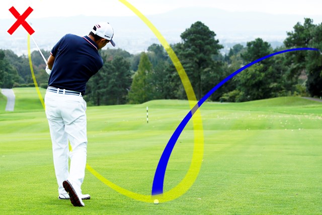 左足下がりのショット アウトサイド イン軌道 Or 通常通り どっち 教えて貞方章男編 1 2 教えて プロ 正解はどっち Gdo ゴルフレッスン 練習