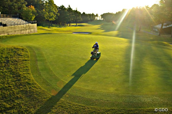 2015年 日本オープンゴルフ選手権競技 事前 六甲国際GC東C 明日の開幕に向けて、整備を行う18番グリーン。今年の日本オープンは“激しい攻め”が見られるかも？