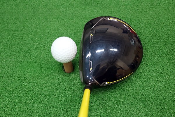 (画像 2枚目) ブリヂストンゴルフ JGR ドライバー マーク試打 ヘッドはイエローが配されたカラーリングが印象的。ベーシックな丸型形状がやさしさを醸し出し、構えやすい