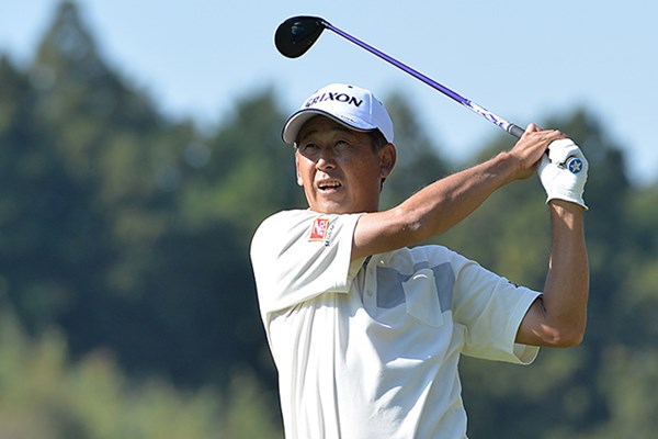 2015年 富士フイルムシニアチャンピオンシップ 2日目 渡辺司 渡辺司が室田淳を捕らえ、首位に並んで最終日を迎える※画像提供：日本プロゴルフ協会