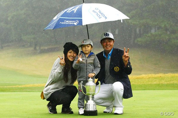 雨中の戦いを制し2季ぶりの優勝を手にした谷原秀人。家族と笑顔で記念撮影に収まった