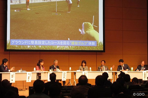 パネルディスカッションでは倉本昌弘PGA会長（右から3人目）らが熱い議論を交わした