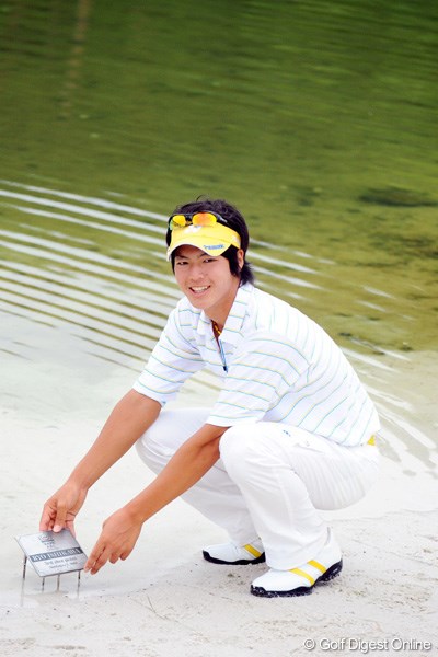 2009年 石川遼 ABCゴルフ倶楽部の18番に記念碑のプレートを設置する石川遼