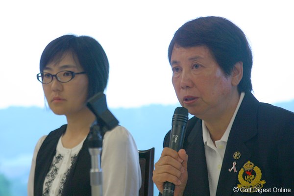 日本女子プロゴルフ選手権記者発表 樋口久子、辛ヒョンジュ 大会概要を説明する樋口久子会長とディフェンディングチャンピオンの辛ヒョンジュ