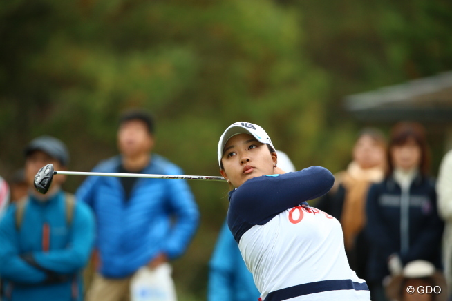鈴木愛が混戦抜け出し首位 渡邉彩香は「65」で猛追2位