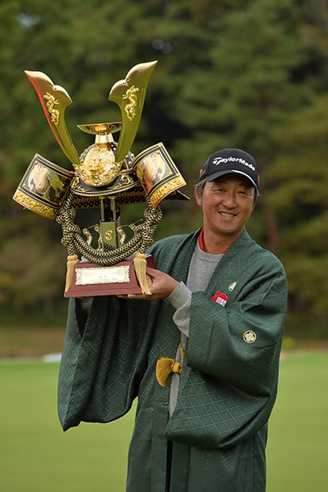 シニアツアー初優勝を飾った秋葉真一※日本プロゴルフ協会提供 2015年 ISPS・HANDA CUP・フィランスロピーシニアトーナメント 最終日 秋葉真一
