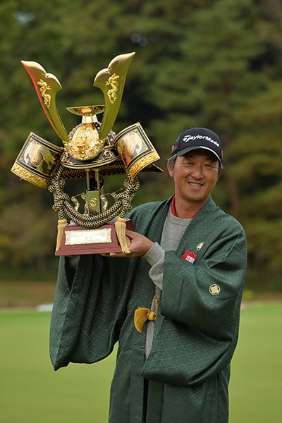 シニアツアー初優勝を飾った秋葉真一※日本プロゴルフ協会提供