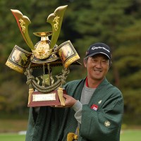 シニアツアー初優勝を飾った秋葉真一※日本プロゴルフ協会提供 2015年 ISPS・HANDA CUP・フィランスロピーシニアトーナメント 最終日 秋葉真一