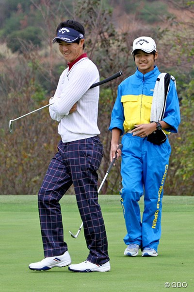 2015年 カシオワールドオープンゴルフトーナメント 事前 石川遼＆航さん 石川遼は8歳下の弟・航（わたる）さんをキャディに初起用。二人三脚で3年目のホスト大会に臨む