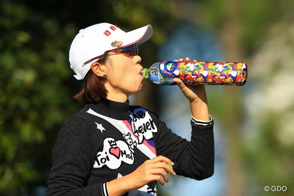 2015年 LPGAツアー選手権リコーカップ 2日目 李知姫 チヒさん、ペットボトル長過ぎやしませんか？
