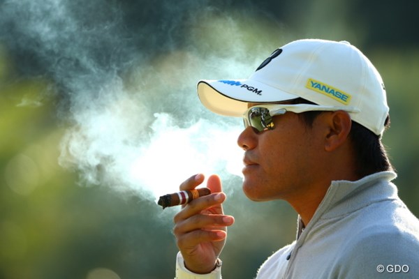 2015年 カシオワールドオープンゴルフトーナメント 2日目 宮里優作 タバコの煙これだけやられたら嫌だけど葉巻っていい香りだから許される気がする。