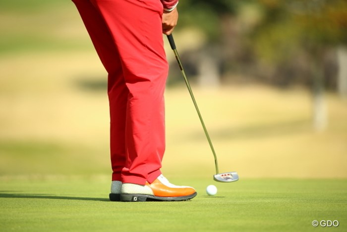 このシャレオツな靴の持ち主といえば。 2015年 カシオワールドオープンゴルフトーナメント 3日目 崔虎星