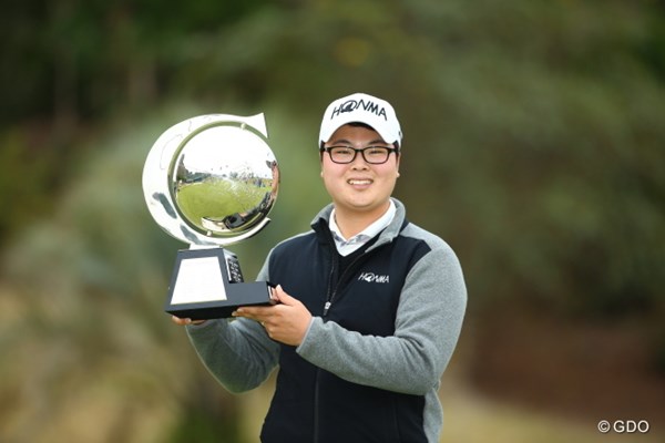 2015年 カシオワールドオープンゴルフトーナメント 最終日 ハン・ジュンゴン ハン・ジュンゴンが最終18番で劇的なイーグルを奪い、石川遼を振り切って通算3勝目を挙げた