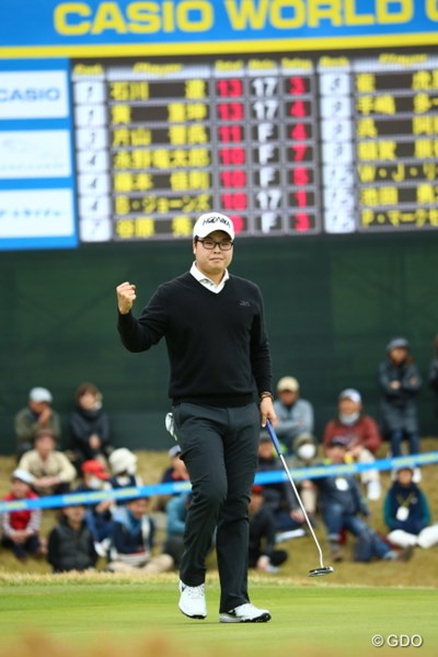 2015年 カシオワールドオープンゴルフトーナメント 最終日 ハン・ジュンゴン イーグルで3シーズンぶりの優勝を決め、ガッツポーズを作ったハン・ジュンゴン