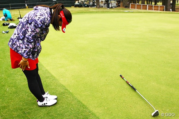 2015年 LPGAツアー選手権リコーカップ 最終日 吉田弓美子 18番グリーンサイドに長尺パターを置いて一礼。オジサン的には「山口百恵かっ！」ってツッコミたくなります（笑）