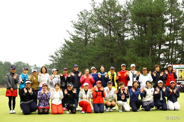 最後はみんなで記念撮影。来年も女子プロゴルフツアーをヨロシク！
