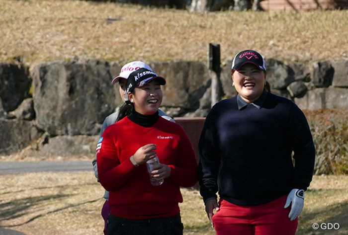 武尾咲希、鈴木麻綾は2人とも1994年生まれの21歳。 2015年 LPGA新人戦 加賀電子カップ 初日 武尾咲希、鈴木麻綾