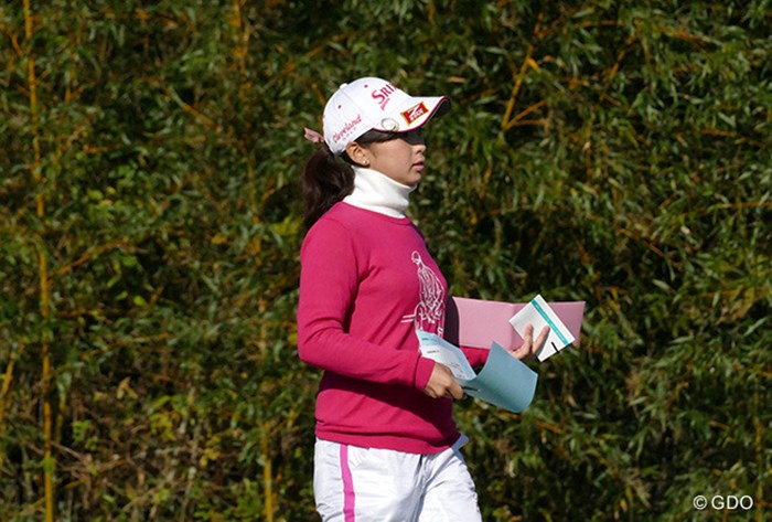 ピンクと白で、女性らしいウェアコーディネイト。 2015年 LPGA新人戦 加賀電子カップ 初日 森美穂