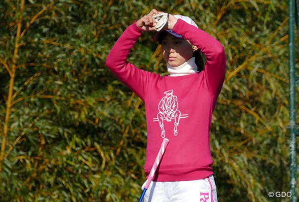 2015年 LPGA新人戦 加賀電子カップ 初日 森美穂 グリップまでピンクと白。
