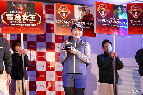 2015年 Hitachi 3Tours Championship 事前 イ・ボミ 祝賀会で記念品を渡され、笑顔をはじけさせたイ・ボミ