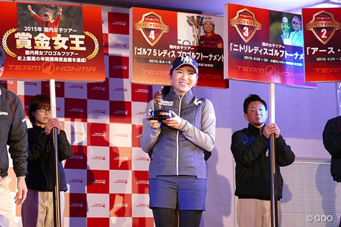 祝賀会で記念品を渡され、笑顔をはじけさせたイ・ボミ 2015年 Hitachi 3Tours Championship 事前 イ・ボミ