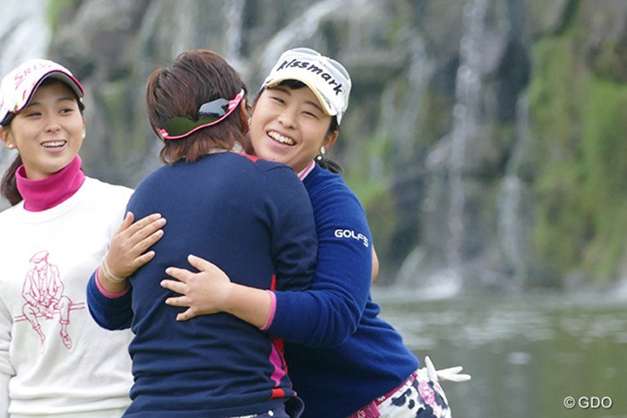 優勝した篠原真里亜と抱き合い、互いの健闘を讃え合う武尾咲希（写真右） 2015年 LPGA新人戦 加賀電子カップ 武尾咲希