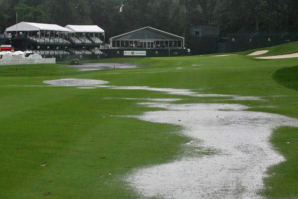 2009年 ジョンディアクラシック 2日目 朝から振り続けた雨が、コースを水で覆い尽くした（Michael Cohen /Getty Images）