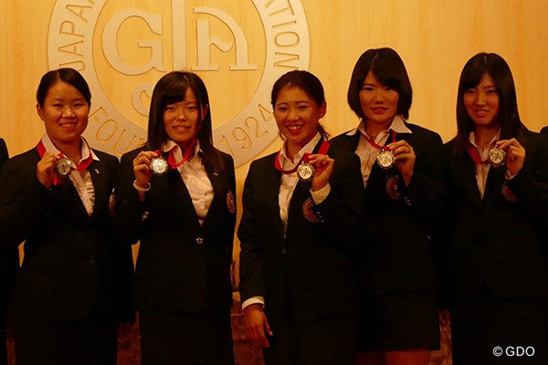 来シーズン、米下部シメトラツアーを主戦場とすることを明かした永井花奈（写真左から3番目）