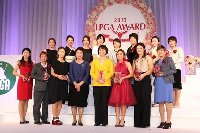 イ・ボミ感涙「昨日まで夢みたいだったけど…」 LPGAアワードで3冠達成