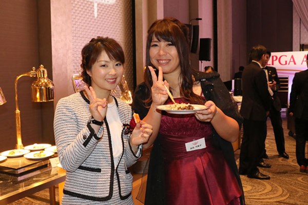 2015年 LPGAアワード 吉田弓美子、菊地絵理香 「お腹すいたぁー」会が終了し、ホッと一息！