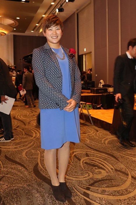普段はボーイッシュな成田美寿々もこの日はスカートでドレスアップ 2015年 LPGAアワード 成田美寿々