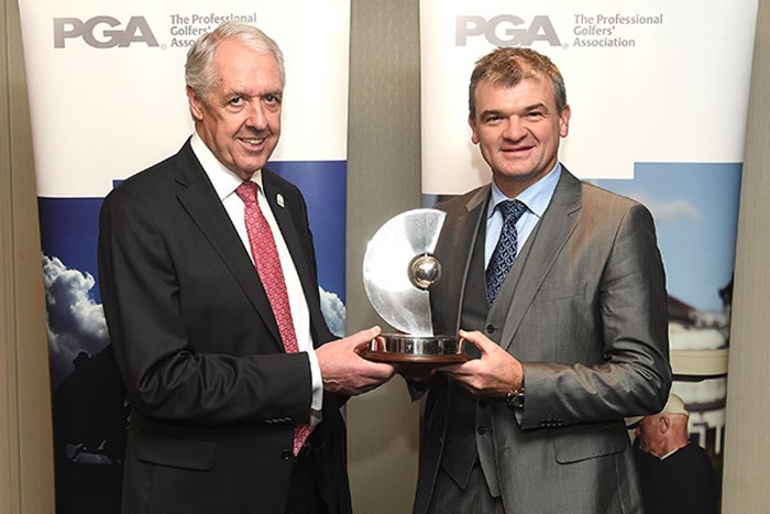 PGA功労賞を贈られたポール・ローリー（右）(Tom Dulat/Getty Images). 2015年 ポール・ローリー