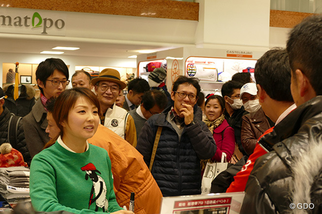 菊地絵理香が販売員に 初優勝効果で大忙し