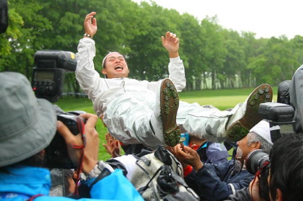 2009年 JGTOプレーヤーズラウンジ 池田勇太 今年の「日本プロ」で初勝利後、大学の後輩たちから胴上げ。多くの後輩に慕われる姿は、池田の一面を物語っていた