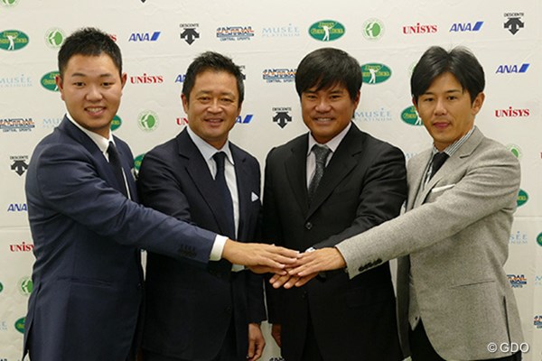 選手会長に就任した宮里優作（右から2番目）と副会長に選出された（左から）薗田、横田、近藤