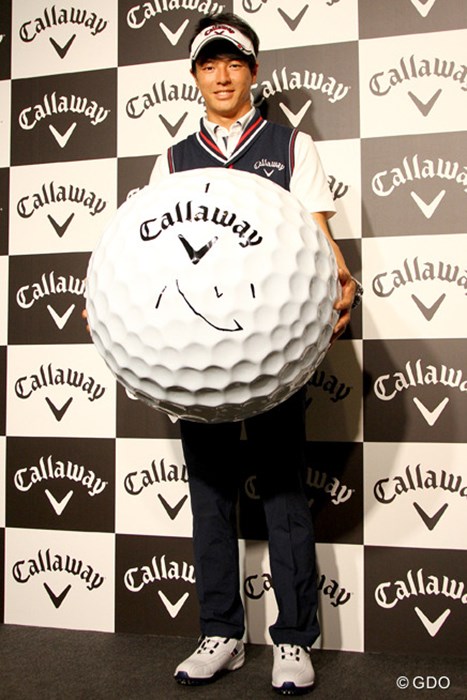 キャロウェイゴルフとボール契約を結んだ石川遼。大型ボールに今年のテーマ『心』の一文字を書き入れた 2016年 ソニーオープンinハワイ 事前 石川遼