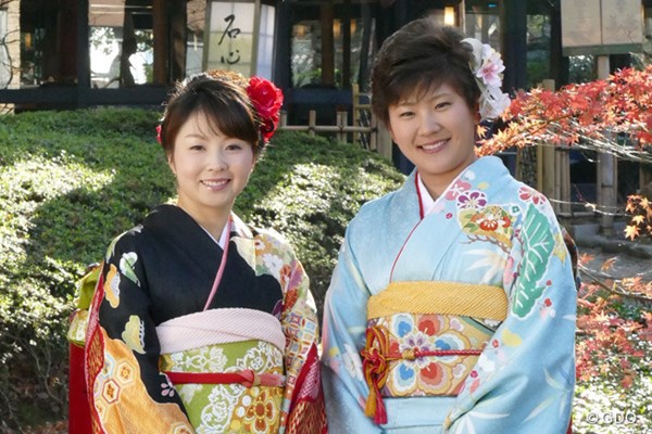 2016年 菊地絵理香（左）＆成田美寿々 艶やかな振袖姿で登場した菊地絵理香と成田美寿々