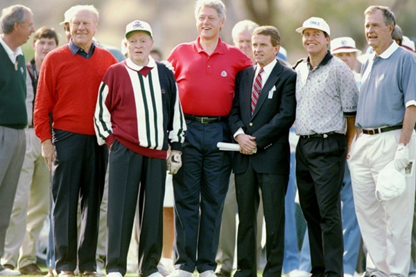 ＜番外編・選手名鑑182＞米国大統領とゴルフ（前編） 95年、元大統領のジェラルド・フォード、ジョージ・ブッシュ、当時現職のビル・クリントンらがプロアマで一緒にプレーした（J.D. Cuban/Getty Images）