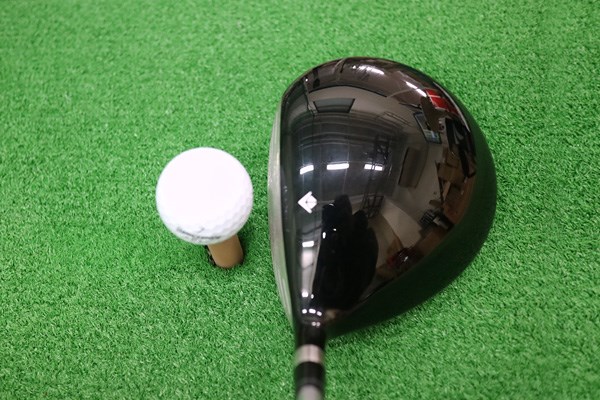 (画像 2枚目) 本間ゴルフ Be ZEAL 525 ドライバー マーク試打 ヘッドは丸型形状。顔つきはオーソドックスかつシャープでプロ・上級者にも好まれる。つかまりの良さよりもスクエア感をアピールする