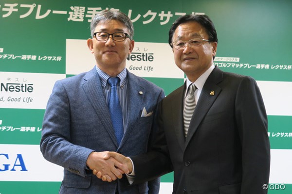 会見の最後に、ネスレ日本株式会社代表取締役社長兼CEO・高岡浩三氏（写真左）と倉本昌弘PGA会長（写真右）はガッチリと握手を交わした