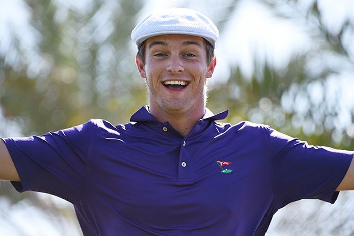 ブライソン・デシャンボーのトレードマークはハンチング帽(Ross Kinnaird/Getty Images) 2016年 アブダビHSBCゴルフ選手権 初日 ブライソン・デシャンボー