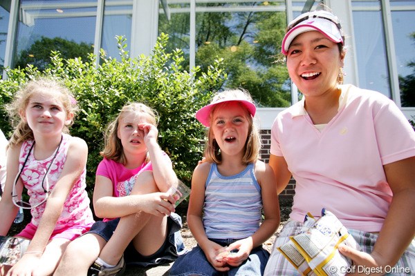 2009年 全米女子オープン 最終日 宮里美香 ラウンド後、キャディのブライアンの娘さんとリラックスタイム