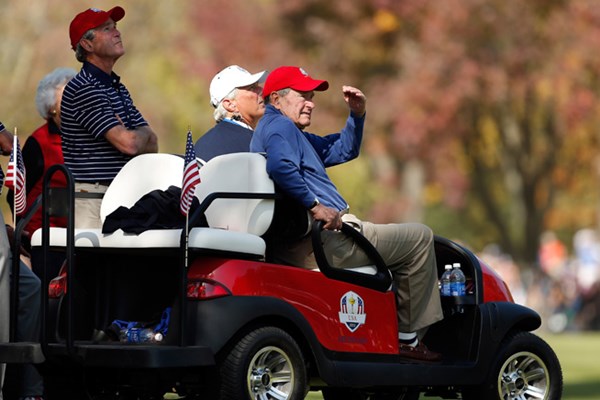 ＜番外編・選手名鑑183＞米国大統領とゴルフ（後編） ジョージ・H・W・ブッシュ、ジョージ・W・ブッシュ親子がそろってゲームを見学する場面も。※2012年「ライダーカップ」（Jamie Squire/Getty Images）