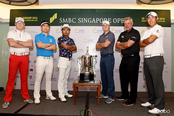 新規大会SMBCシンガポールオープンに出場する世界ランク1位のスピース（右から3番目）