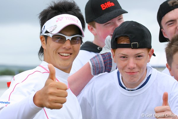 2009年 全英オープン 石川遼 ラウンド中、サインを求めてきた地元ファンと記念撮影！？