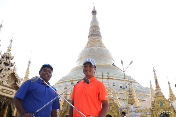 2016年 レオパレス21ミャンマーオープン 事前 小林伸太郎 ヤンゴンのシンボルのひとつ、シュエダゴン・パゴダを訪れた小林伸太郎（右）