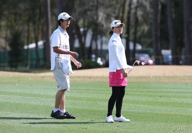 キャディをテスト中 横峯さくらは暫定18位発進