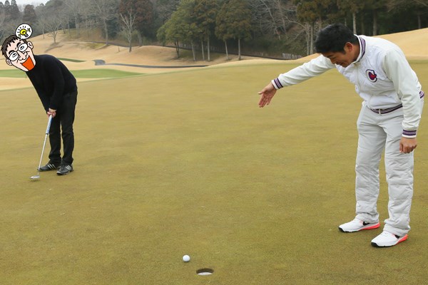 美浦ゴルフ倶楽部_17番ホール（4） 癸生川プロの手招きに誘われるように、N村のファーストパットはカップに吸い込まれた
