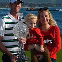 11年ぶりの優勝を飾ったボーン・テーラーは家族とカップを掲げた（Robert Laberge/Getty Images） 2016年 AT＆Tペブルビーチナショナルプロアマ 最終日 ボーン・テーラー