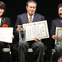 （写真左から）故・橘田規さんのご長女の松本直美さん、杉本英世、大迫たつ子 第4回日本プロゴルフ殿堂入りメンバーが顕彰式典に登壇した 2016年 殿堂式典